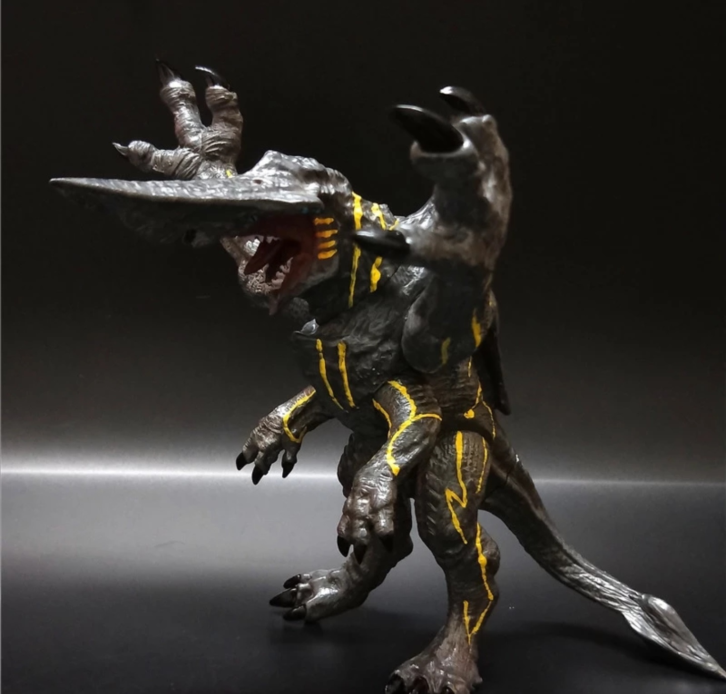 环太平洋怪兽模型展示:不论刀头兽还是斧头兽,都是开菊兽