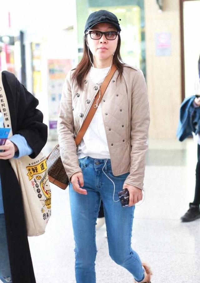 原创路人镜头下的闫妮穿牛仔裤搭配棒球帽素颜亮相暴露真实状态
