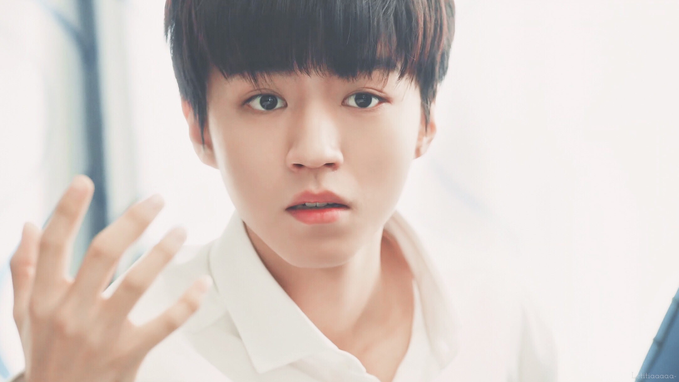 王俊凯这图真的是好看到疯掉,锅盖头太奶了呜呜呜