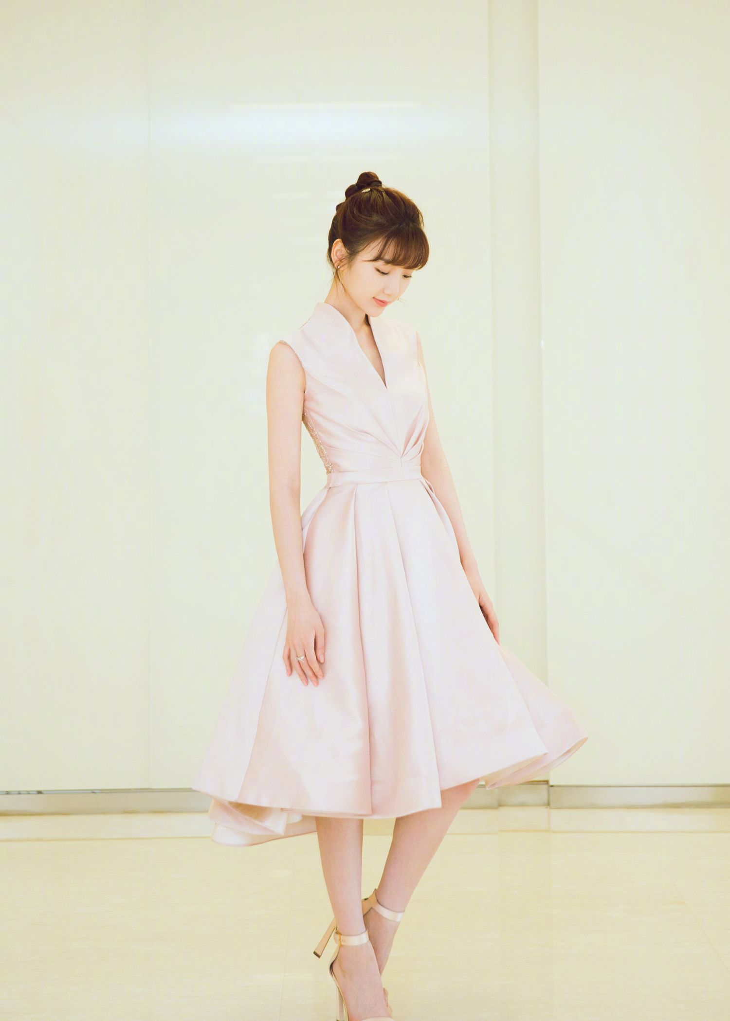 毛晓彤身穿白色抹胸长裙尽显女性魅力颇有女神范儿