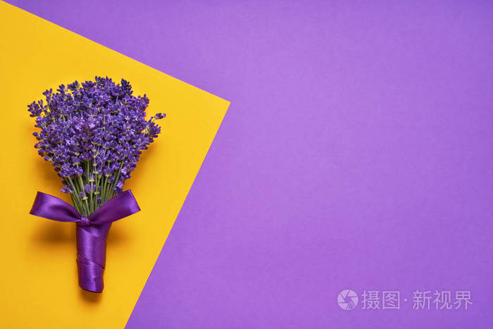黄紫色背景上的一束薰衣草花顶视图复制空间