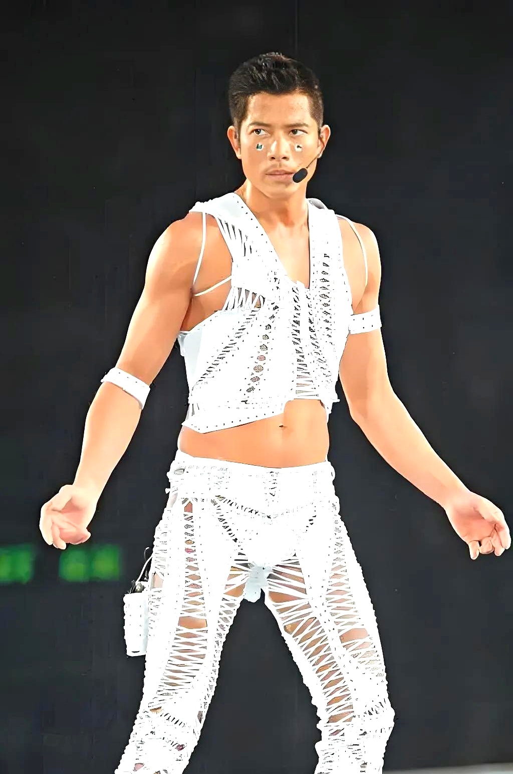 原来郭富城每一次展示出来的冰块腹肌,都是这样练成的,现年59岁的