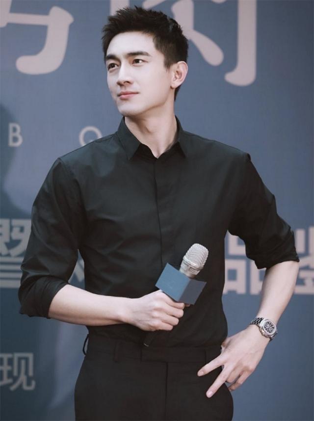 林更新终于"精致"了,黑衣配棕鞋,正经起来就是霸道总裁本裁啊