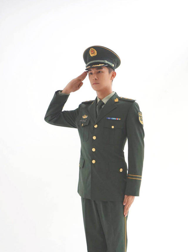 杨旭文迷彩军装照片曝光 飒爽英姿彰显爱国情