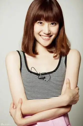 【转载】"车震门"女主角张如意拍写真 梦幻纯美