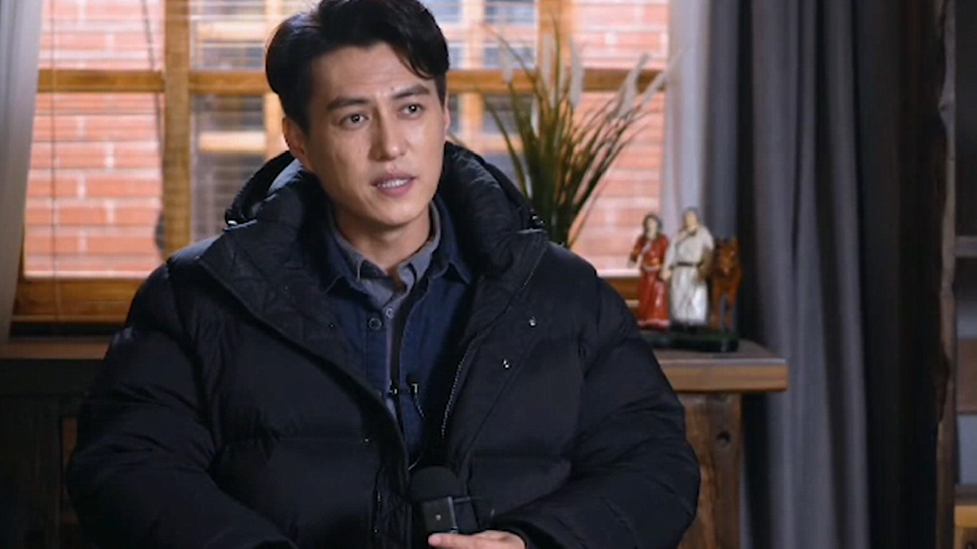 靳东拿拐杖戳王鸥臀部引热议,得知背后原因,网友:错怪靳东了