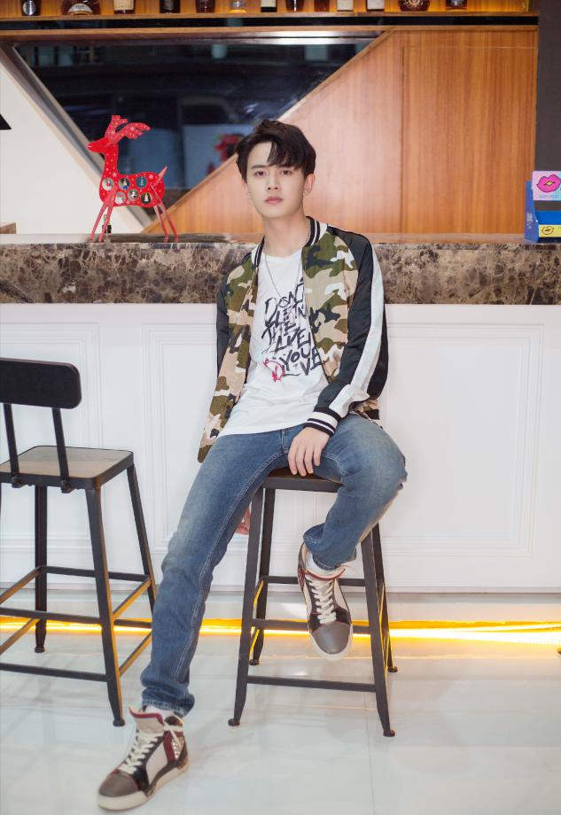 任嘉伦秋冬造型温暖浪漫,身高178很会穿,正装与休闲轻松切换