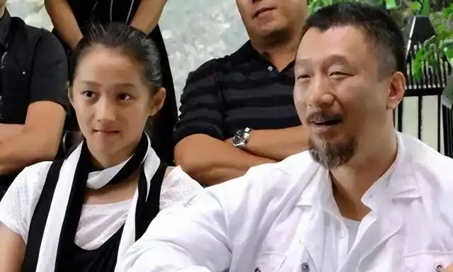 在《春蕾绽放》中,韩三平塑造了一个淳朴善良的人物角色——"农小梅".