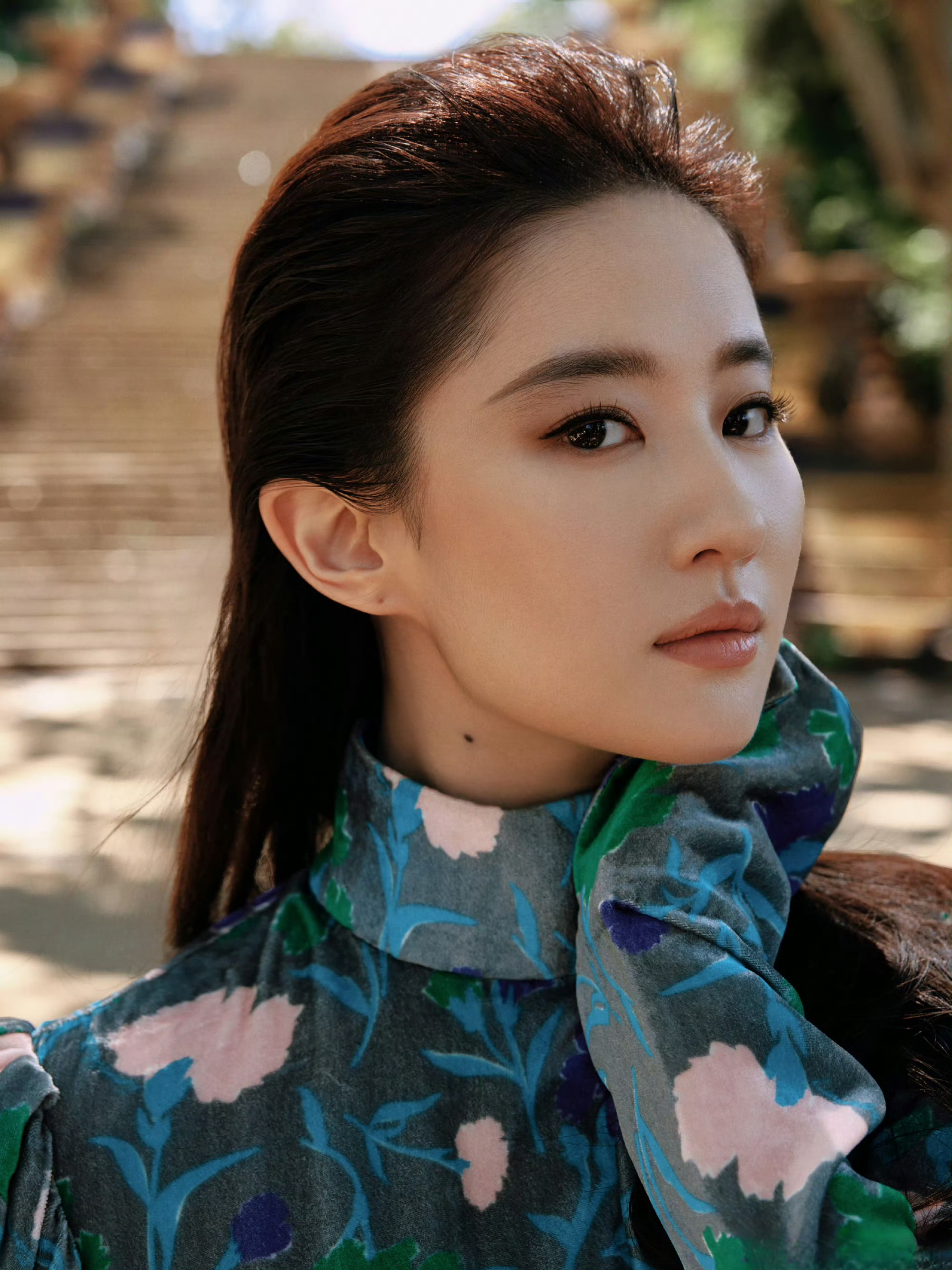 娱乐最前沿# #八卦娱乐明星# #娱乐# 刘亦菲巴塞罗那绿色碎花短裙