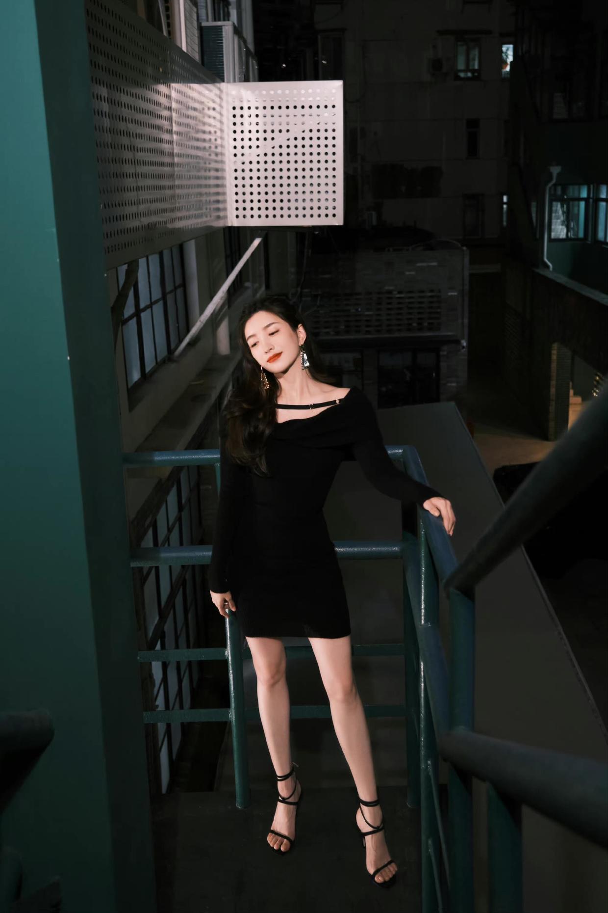 江疏影穿黑色裹身连衣裙大秀好身材大长腿太吸睛这身材谁不爱