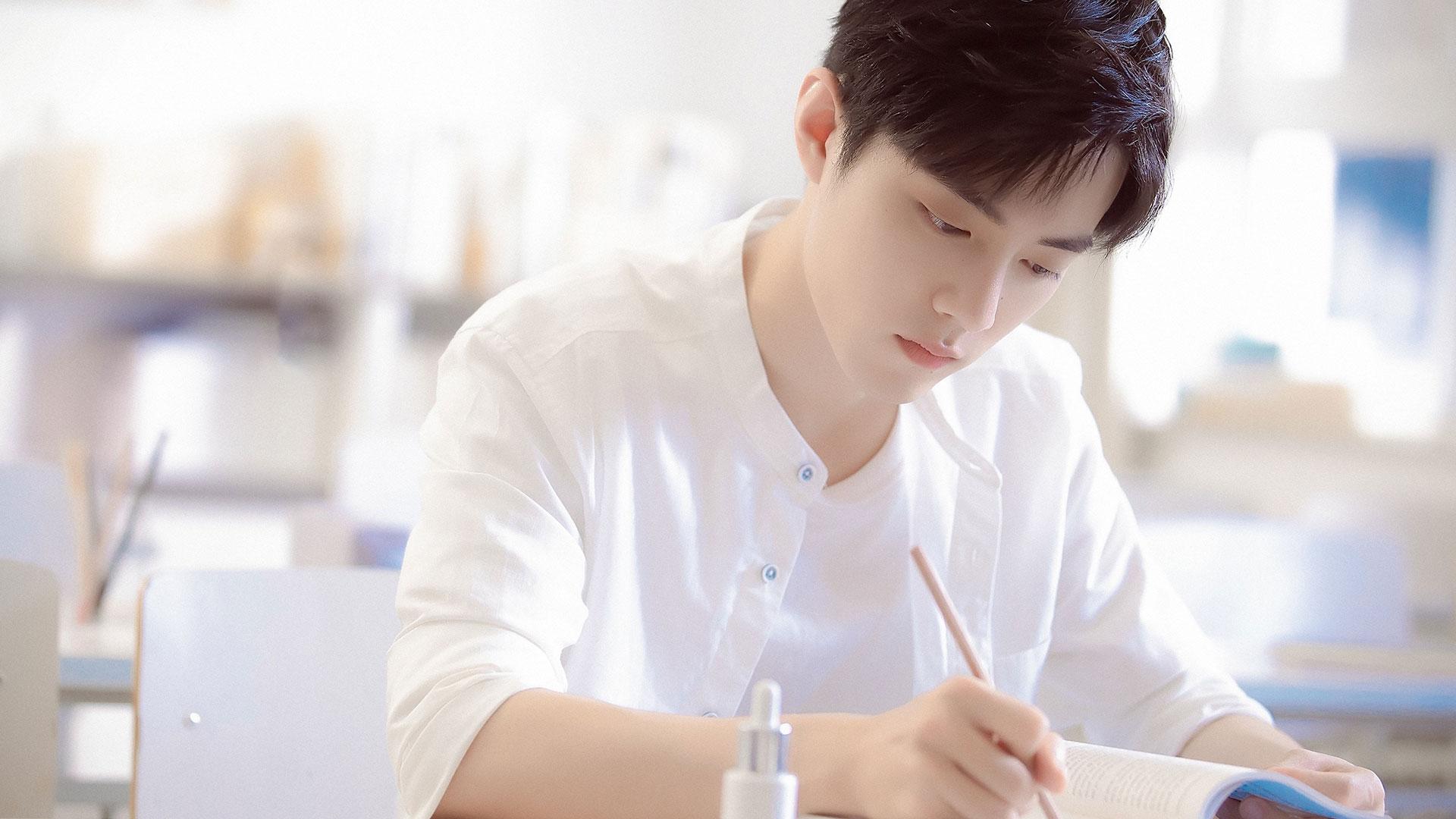 肖战有哪些好看的高清无水印图片(可以当壁纸的那种)? - 知乎