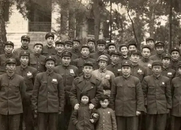 八宝山上埋葬功勋名将,为何有两人被逐出骨灰堂,被钉在耻辱柱上