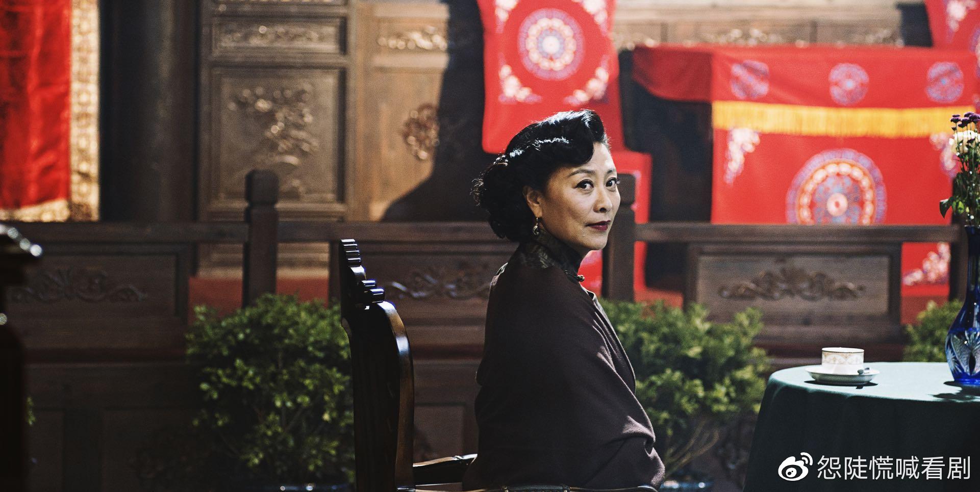 58岁岳红近照曝光身轻如燕气质出众一双长腿又细又直似少女