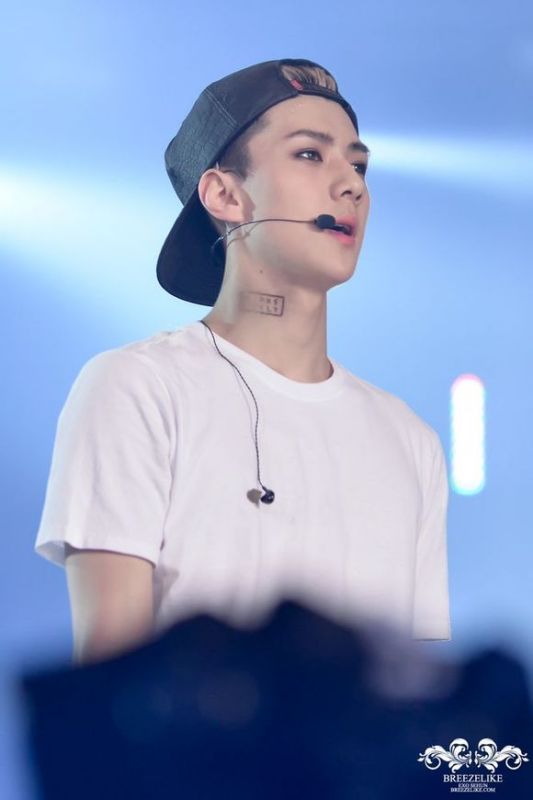 求吴世勋在smweek上的纹身的图片