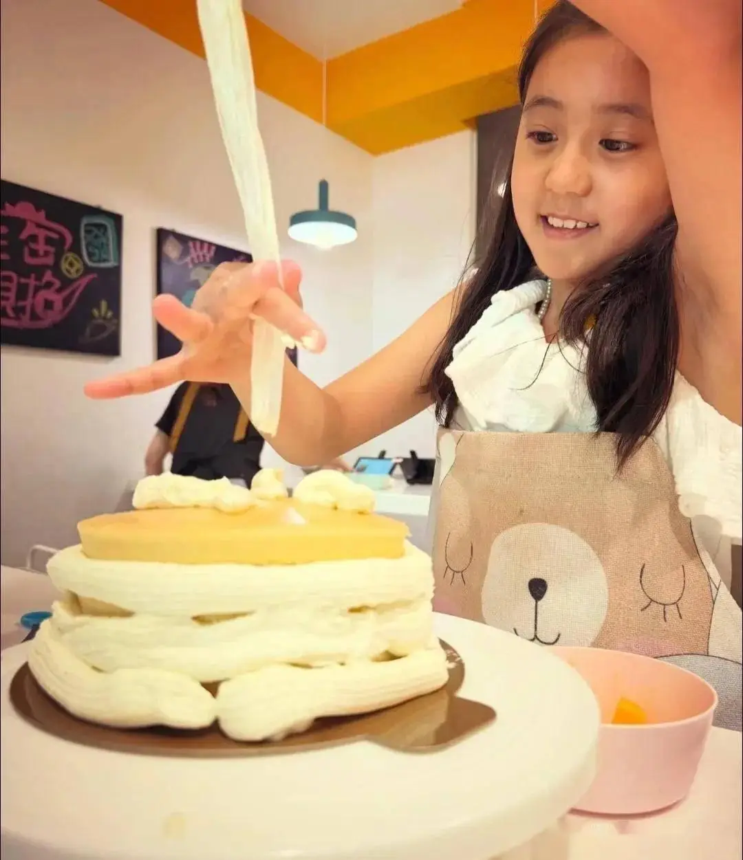 贾静雯晒女儿10岁生日照!咘咘为自己做蛋糕,妹妹波妞皮肤好黑