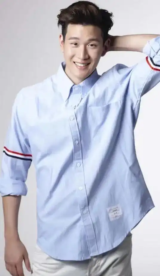 周兴哲融合华语与西洋音乐,形成独特风格,在海外平台迅速走红.