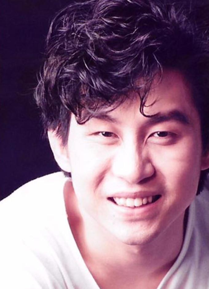 郑智化拄着拐杖出行,美妻柔情似水,不顾及丈夫残疾_父母_张钰_歌曲