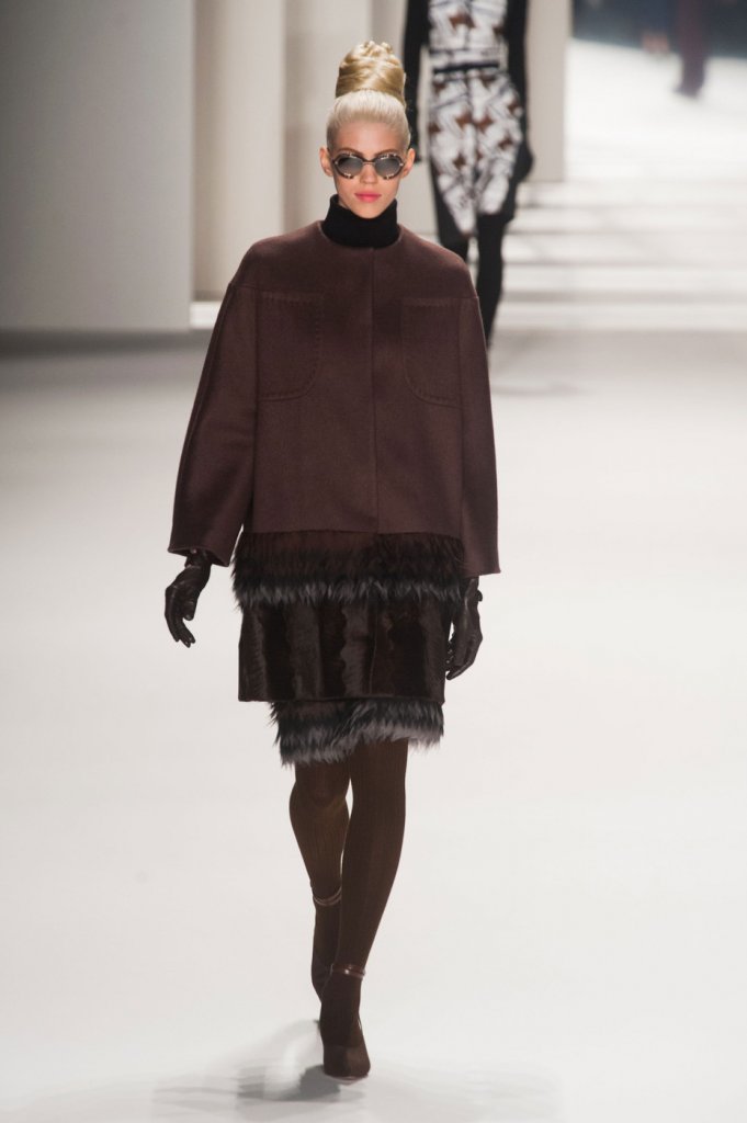 herrera)走向30,40年代风格,弥漫一股融合复古又摩登的美感,开场卡莉