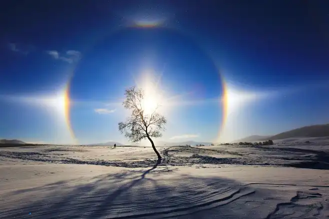 日晕与多日同辉:大气中冰晶反射太阳光,以太阳为中心形成彩色光环叫日