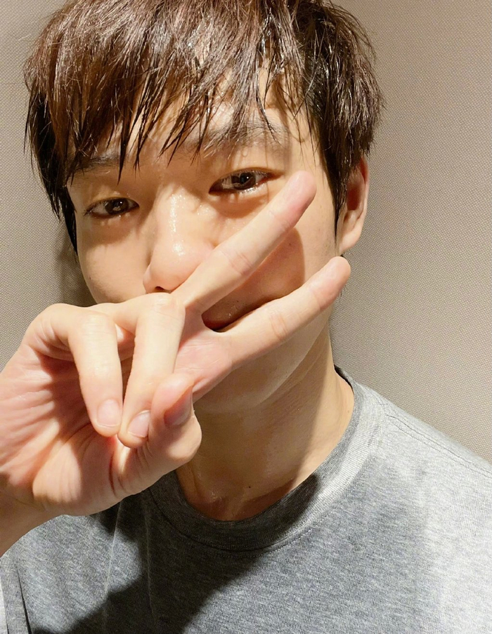 大勋花的每张自拍都是贵卡的程度了 好清爽不油腻呜……|魏大勋_新浪