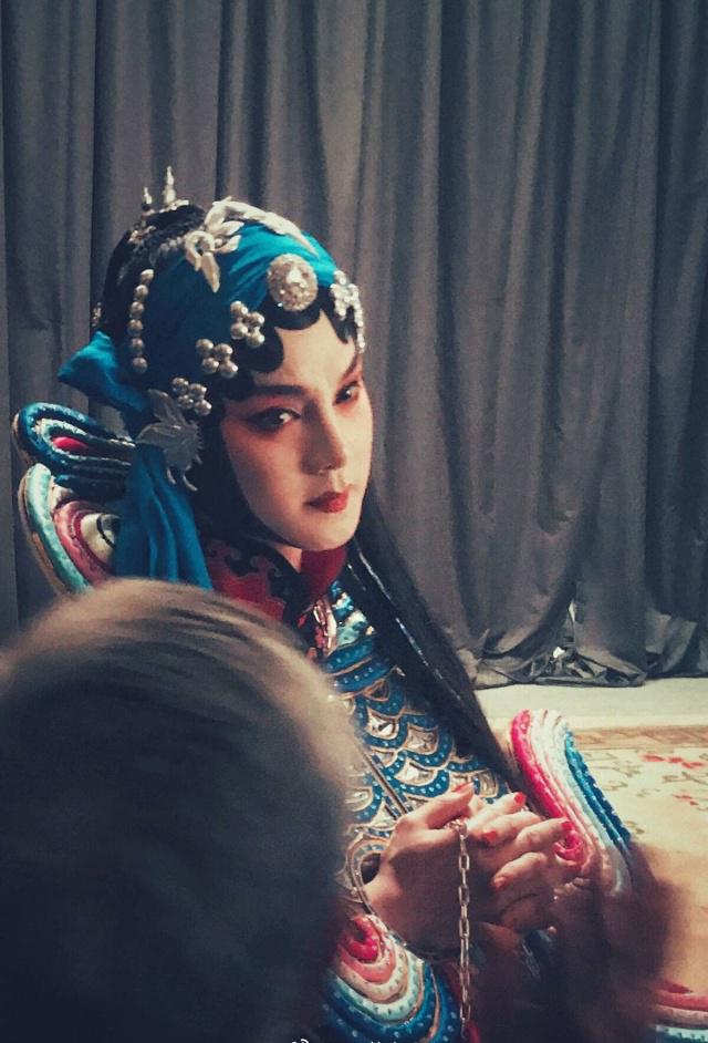 难道尹正是要在新戏中反串女装. 后来尹正终于证实了大家的猜测.