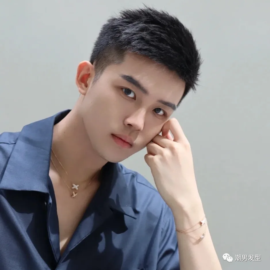 男生在夏季的发型,可以说是剪得越短就越好,这样可以保证绝对的清爽