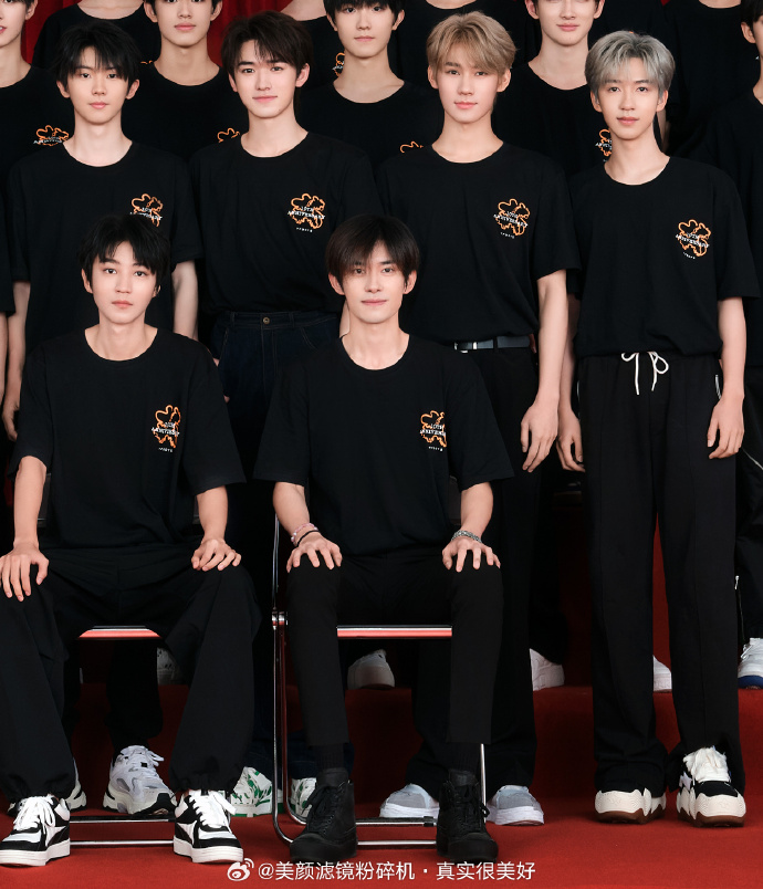 以下两张精修合照里你pick谁?#时代峰峻全家福