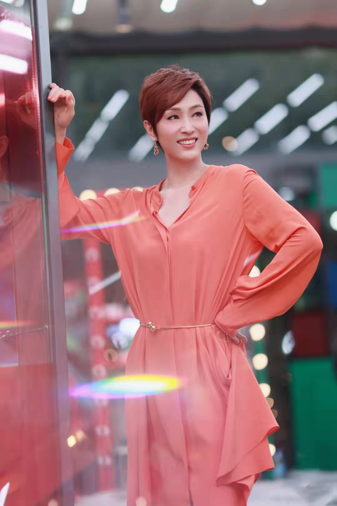 陈法蓉身着 st. john 蚕丝连衣裙和结饰腰环亮相综艺