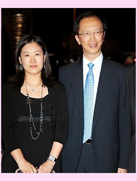 伏明霞恋上大26岁富豪,5年3子,豪宅千万奖励甜蜜生活