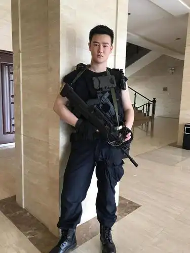 暖萌小子闻钦变脸演出特警 努力减肥怒甩15斤