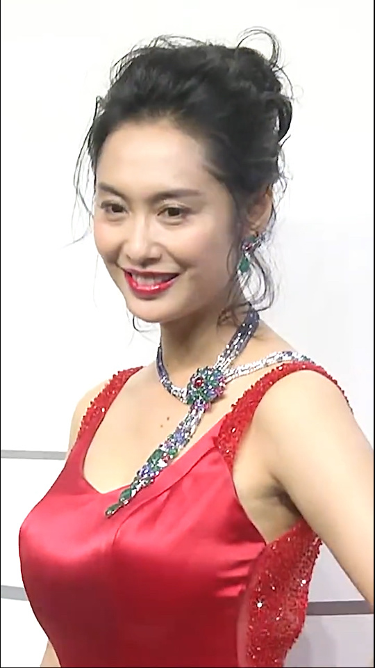 49岁的朱茵出席活动一身红裙惹人注目,身材傲人风情万种,妥妥的冻龄