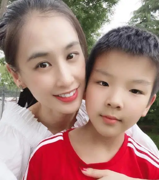 "豪门阔太"黄圣依带儿子野餐,看到野餐包后,贫穷限制了我想象_姐姐