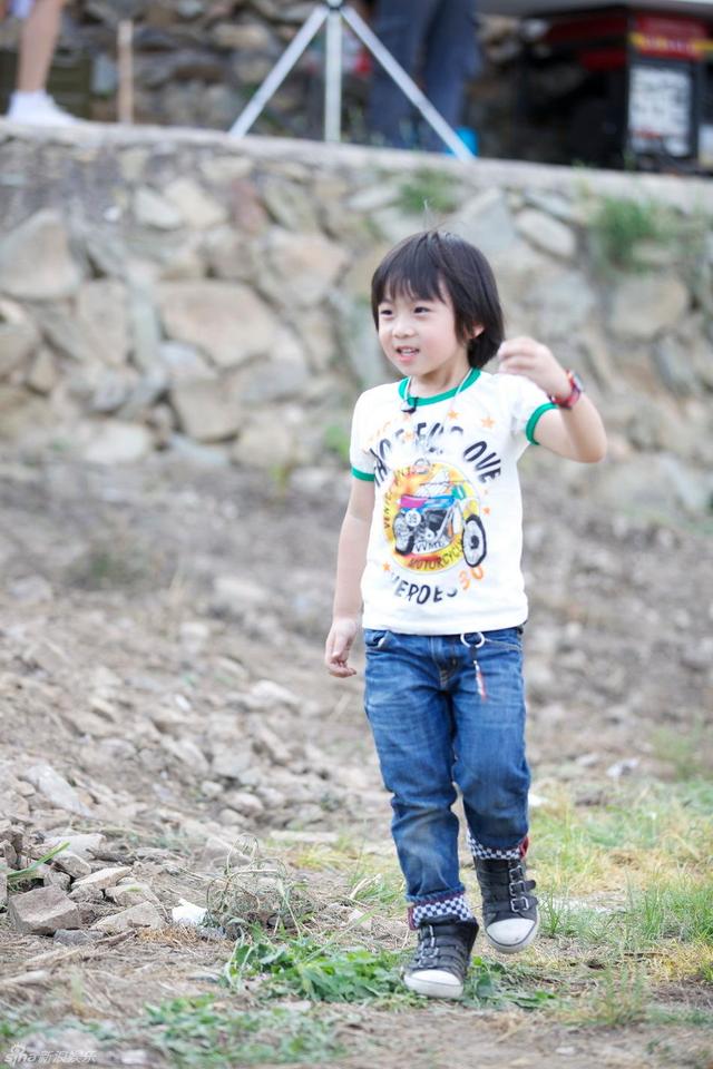 林志颖一家逛夜市,12岁kimi身高赶上爸爸,曾自曝梦想当网红