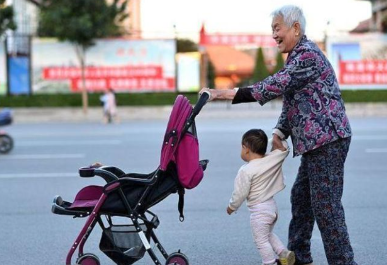 帮带孙子10年,却被儿媳谴责不负责任,女儿说偏心,做老人真难