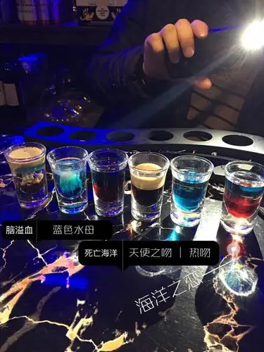 夜遇酒吧鸡尾酒红酒实物图