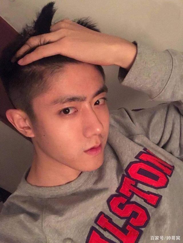 留有小胡子爱穿潮牌卫衣的男生,24岁00后超帅极品阳光大帅哥一枚