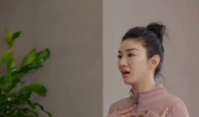 综艺恋情成真黄奕带女儿与崔伟在节目外约会三人关系十分融洽