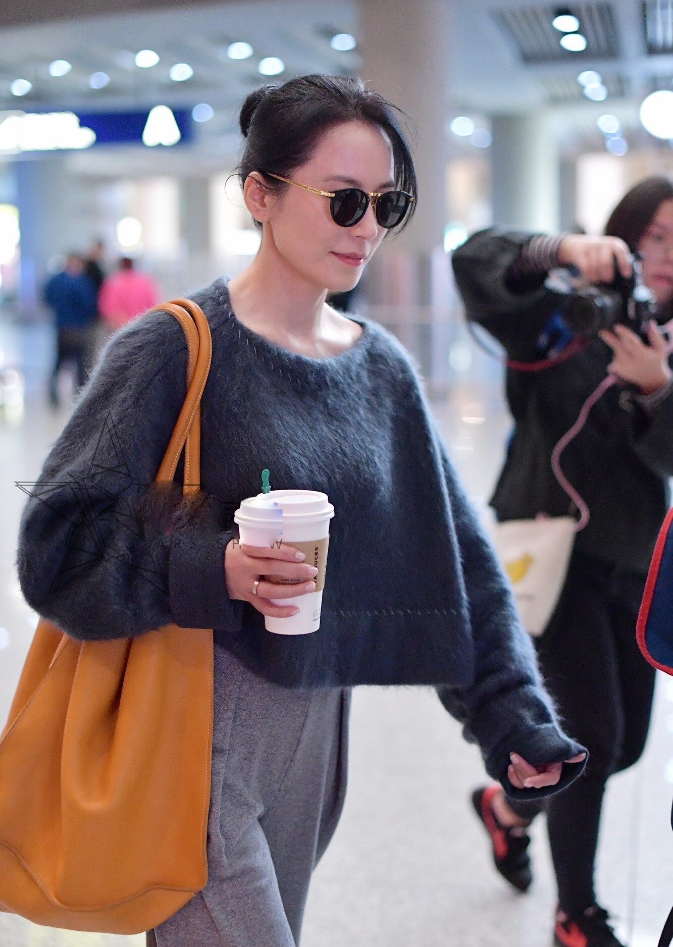 俞飞鸿单独现身机场,网友:不结婚的女人就是好,永远不显老!