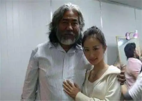 尽管张纪中的声名日隆,但伴随而来的八卦传闻从未停歇,这使得王玎感到