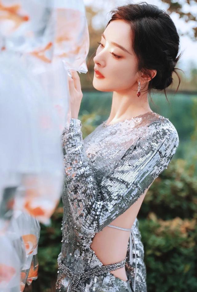 杨幂珍贵写真:杨幂露背晚礼服 气质美呆了