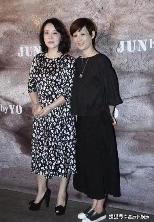 同班又同岁的陈小艺徐帆同台气质相似性格却不同穿搭风格迥异