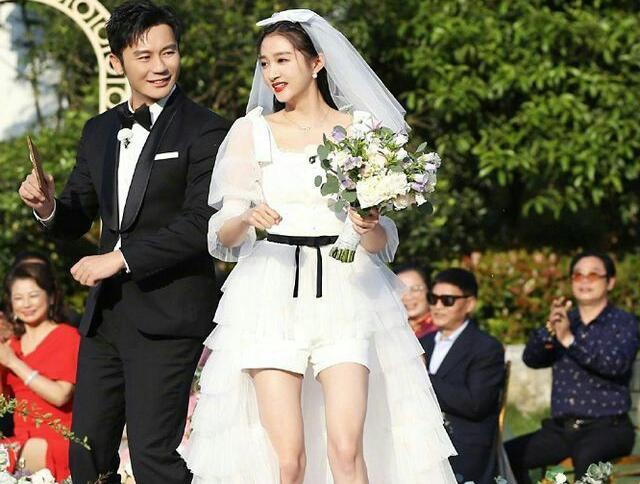 关晓彤婚纱造型曝光!和鹿晗太有夫妻相,腿精本精!