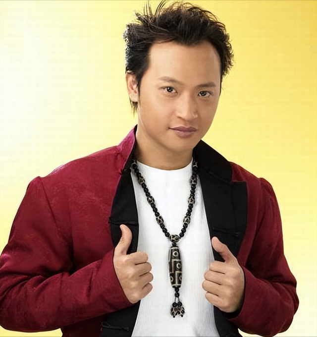 在一档综艺节目中,年过半百的陈志朋对着台下的金星眨眼吐舌,不适的