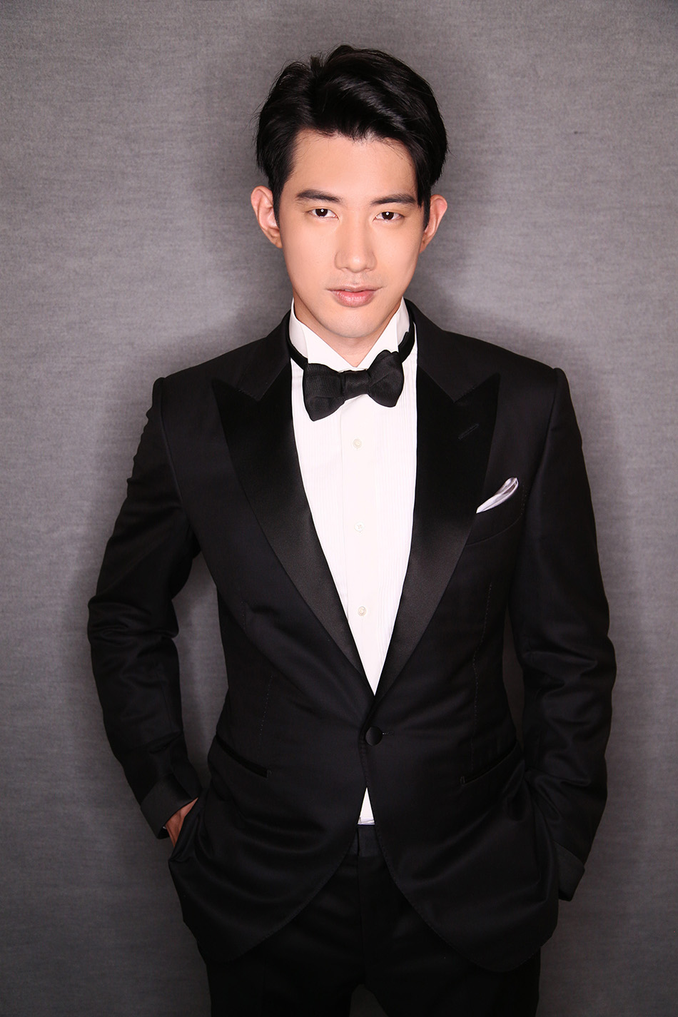 明星 正文 照片中,吴建飞一身黑色西装优雅又绅士,身材挺拔撩力值max