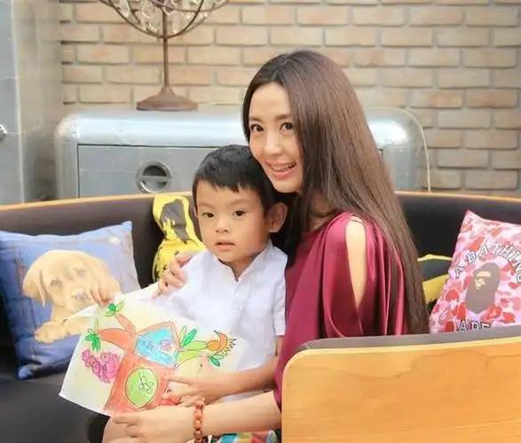 但至于杨童舒的丈夫,这仍然是一个谜.