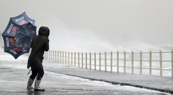 遇到狂风暴雨的话……人们还可以保证自己的优雅小雨淅沥沥的时候