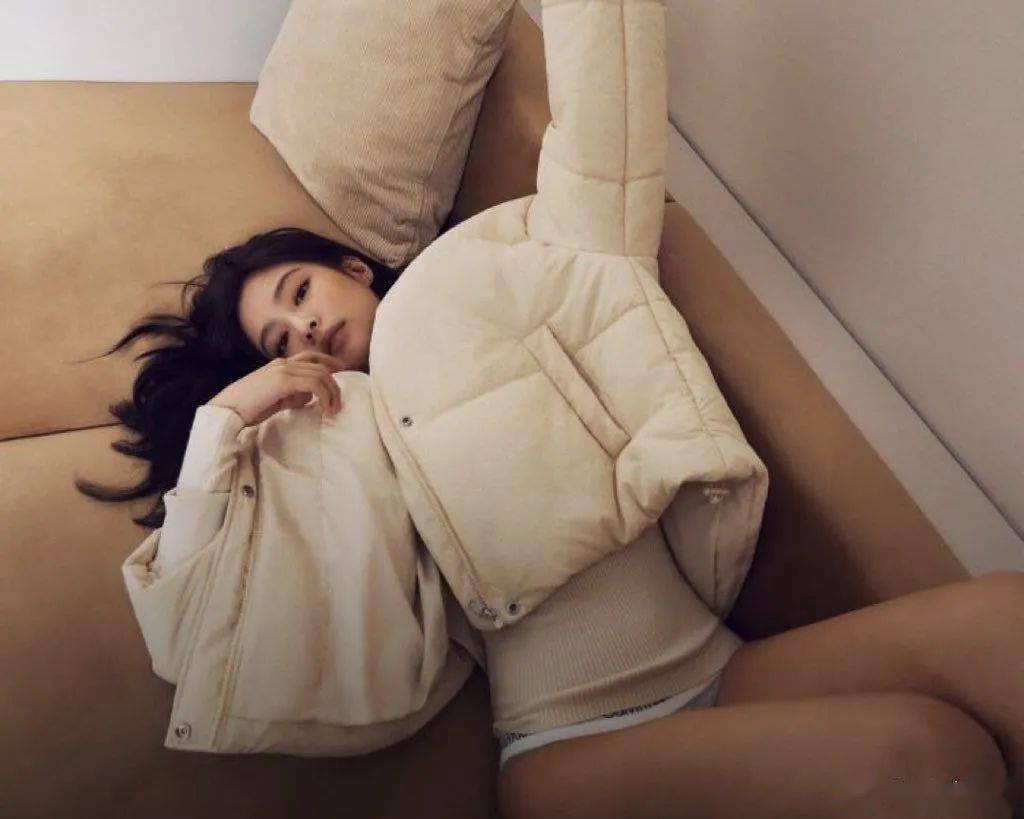 jennie内衣广告大片太绝了!散发着超强气场与健康美!