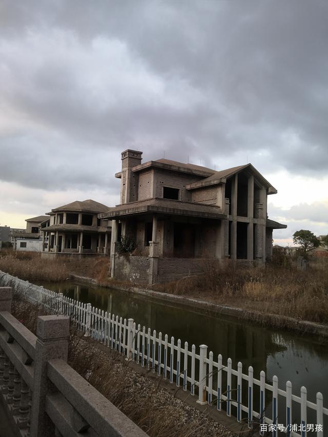 荒废的别墅群,可惜了