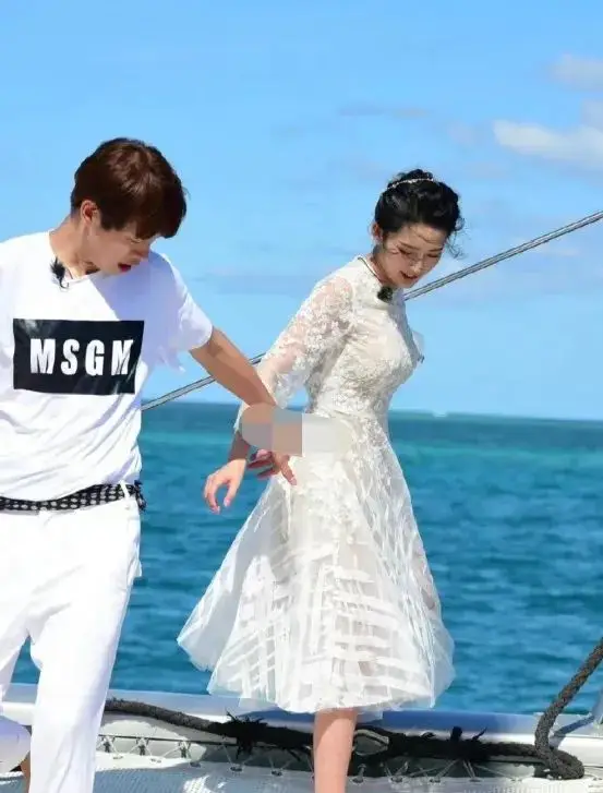 李沁和魏大勋游艇嬉戏,穿半透明裙子太性感,李沁被举起时,脚放的位置