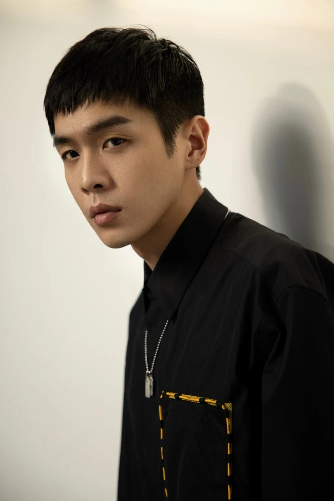 张若昀最新壁纸这个发型真的真的真的好适合他有种飒飒的感觉